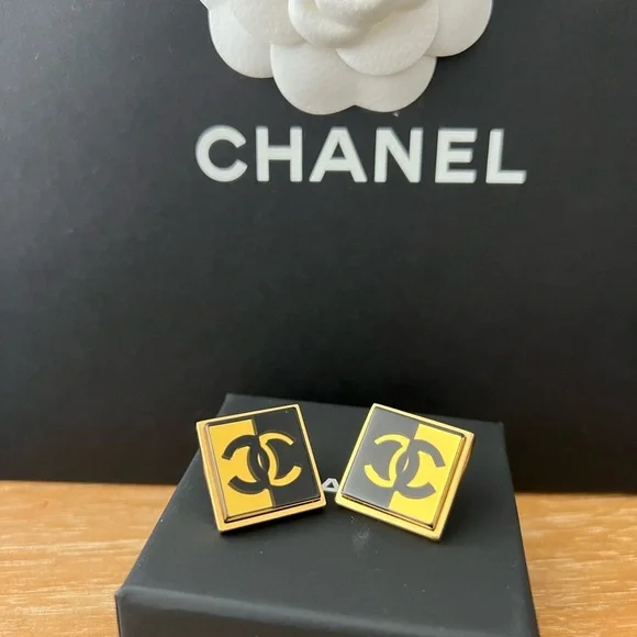 CHANEL 2024 Earrings - Picture 4 of 8